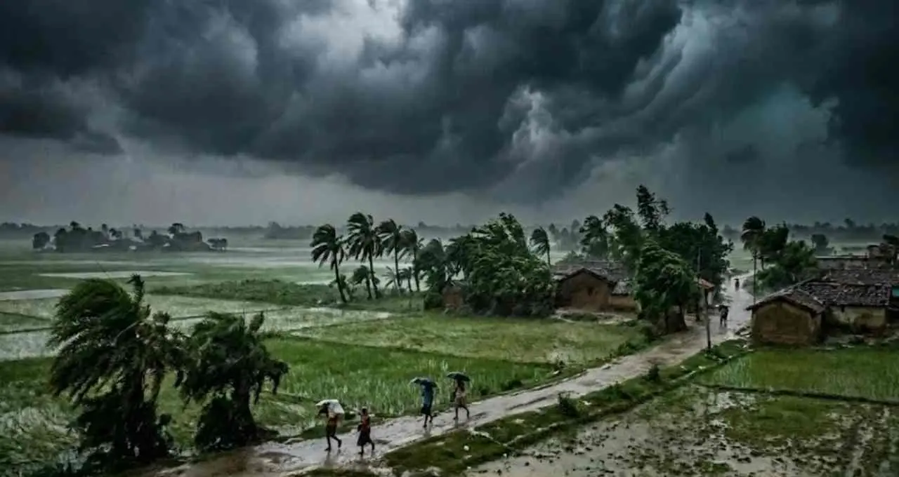 Weather Update: मानसून की रफ्तार धीमी, तमिलनाडु के कई जिलों में भारी बारिश और तेज हवाओं का अलर्ट