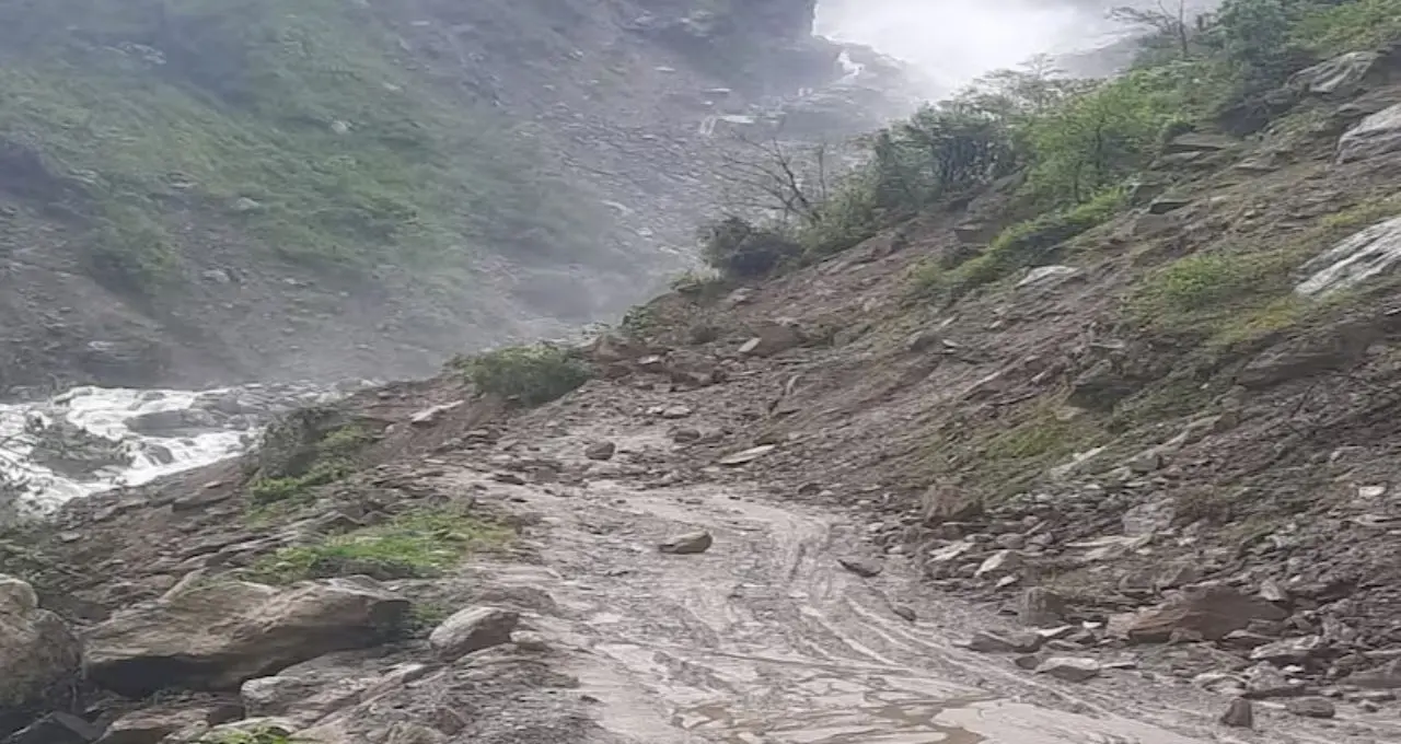 সিকিমে টানা বৃষ্টির জেরে একাধিক রাস্তা বন্ধ, কোথায় চলছে যান চলাচল? ভ্রমণের আগে জেনে নিন সর্বশেষ আপডেট