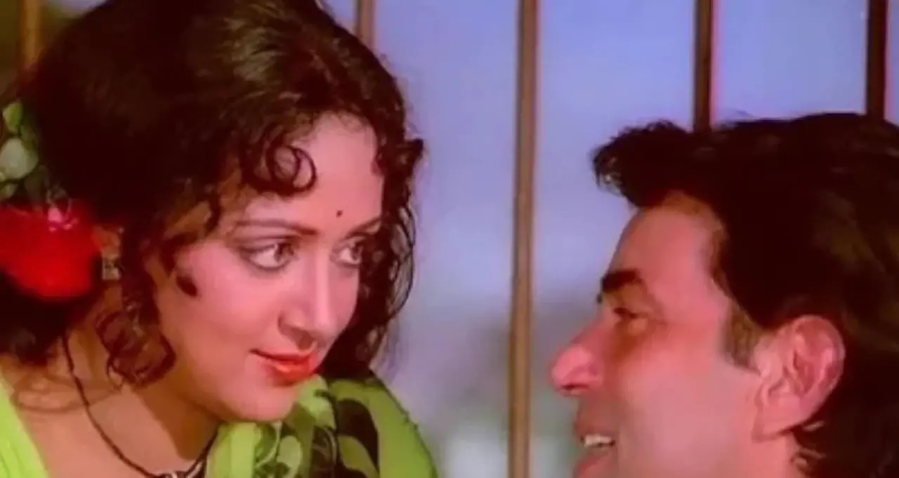 শোলে-র সেটে হেমা মালিনীকে জড়িয়ে ধরতে স্পটবয়দের ঘুষ! ধর্মেন্দ্রর প্রেমের সেই অজানা কাহিনি ফের আলোচনায়