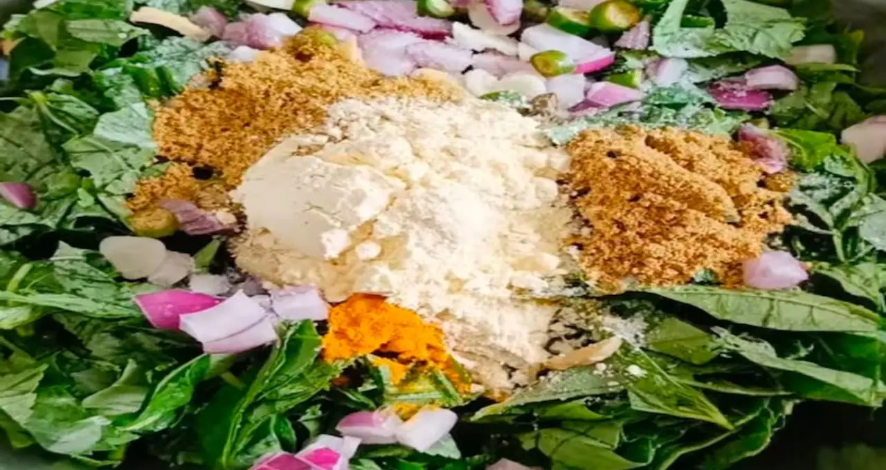 Paat Shaak Bora Recipe: বর্ষার দুপুরে গরম ভাতের সেরা সঙ্গী! বেসন, পেঁয়াজ আর কাঁচালঙ্কায় চটজলদি বানিয়ে ফেলুন পাটশাকের বড়া
