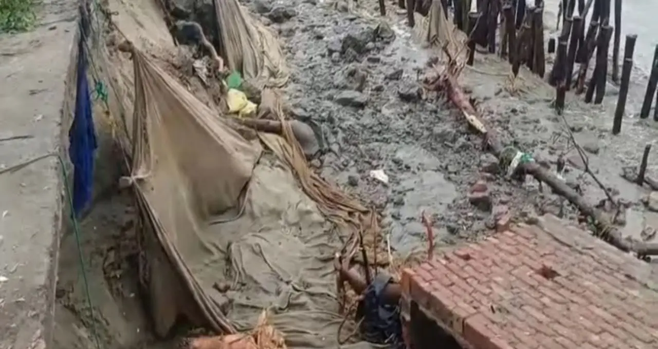 মৌসুনি দ্বীপে ফের ভাঙনের থাবা! ১৫০ মিটার নদীবাঁধ তলিয়ে আতঙ্ক, পর্যটন বাঁচাতে স্থায়ী সমাধানের দাবিতে সরব বাসিন্দারা
