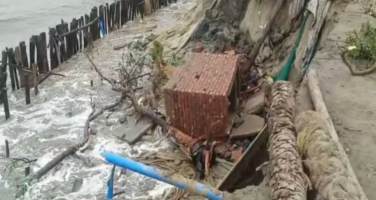 মৌসুনি দ্বীপে ফের ভাঙনের থাবা! ১৫০ মিটার নদীবাঁধ তলিয়ে আতঙ্ক, পর্যটন বাঁচাতে স্থায়ী সমাধানের দাবিতে সরব বাসিন্দারা
