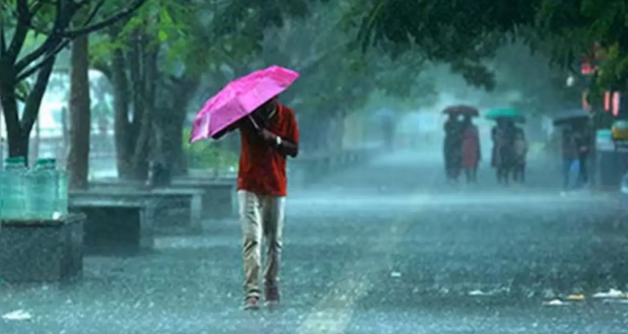 West Bengal Weather Update: দক্ষিণবঙ্গে বজ্রপাতের জোরালো আশঙ্কা, উত্তরবঙ্গে ভারী বৃষ্টির দাপট! জারি একাধিক সতর্কতা
