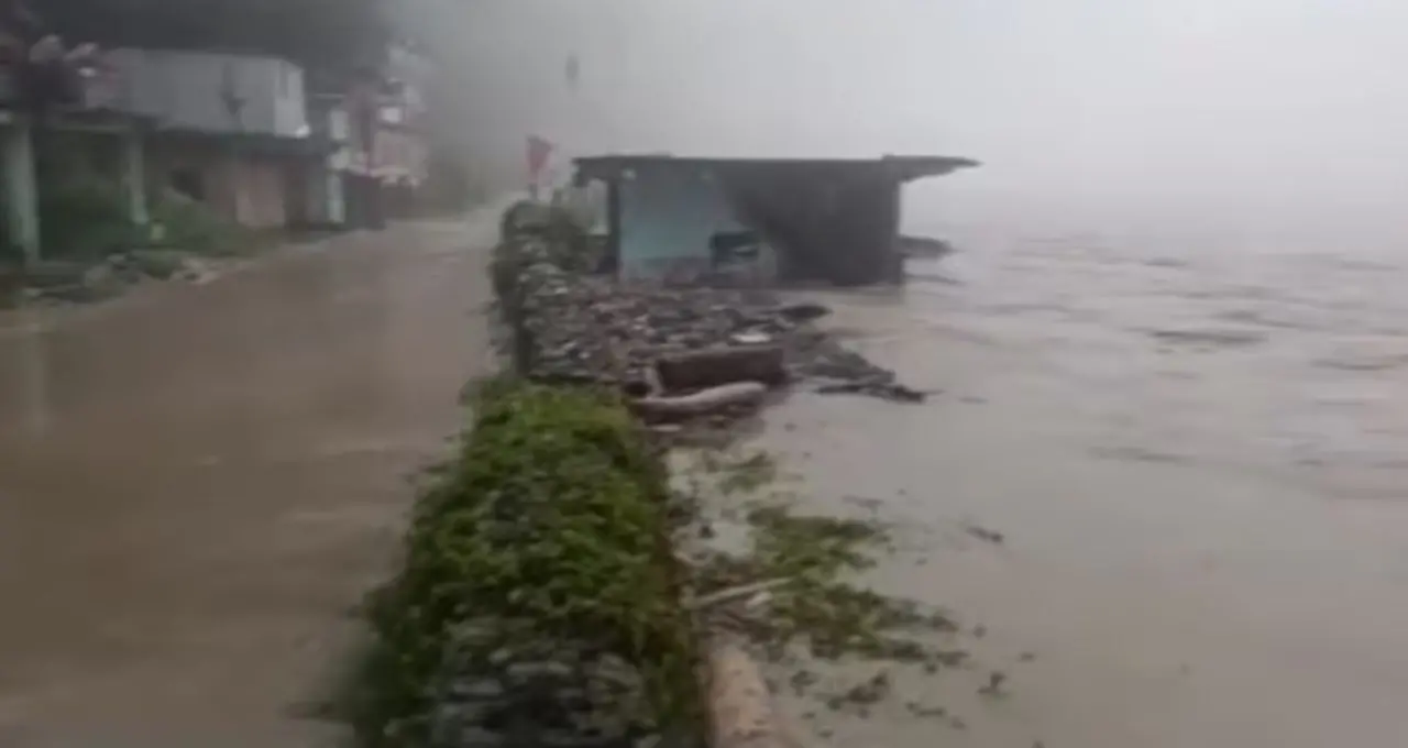 সিকিমে টানা বৃষ্টিতে ফুলে-ফেঁপে উঠছে তিস্তা, দার্জিলিং রোডে মাইকিং করে সতর্কতা প্রশাসনের
