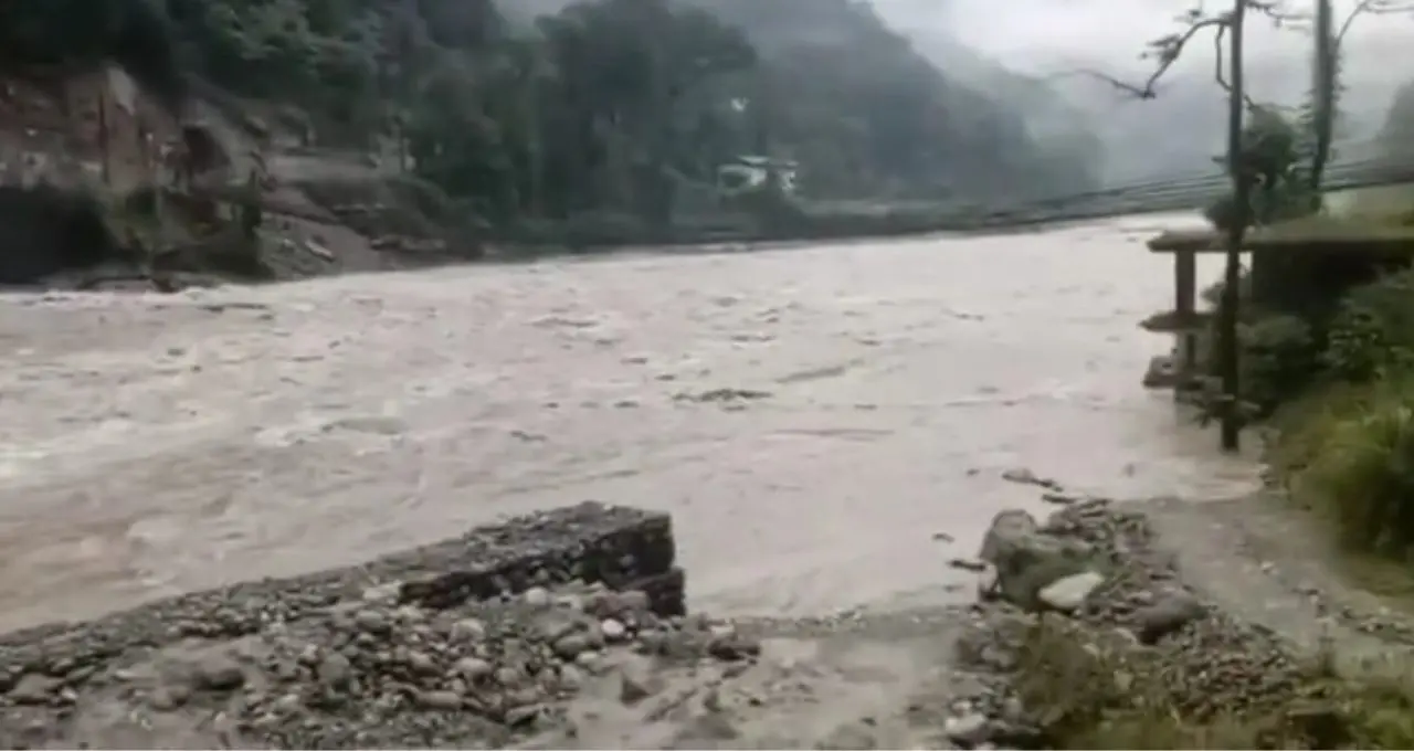 সিকিমে টানা বৃষ্টিতে ফুলে-ফেঁপে উঠছে তিস্তা, দার্জিলিং রোডে মাইকিং করে সতর্কতা প্রশাসনের
