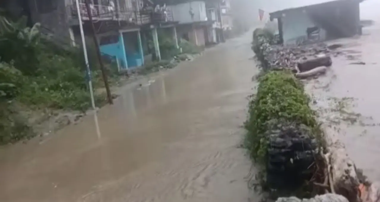 সিকিমে টানা বৃষ্টিতে ফুলে-ফেঁপে উঠছে তিস্তা, দার্জিলিং রোডে মাইকিং করে সতর্কতা প্রশাসনের
