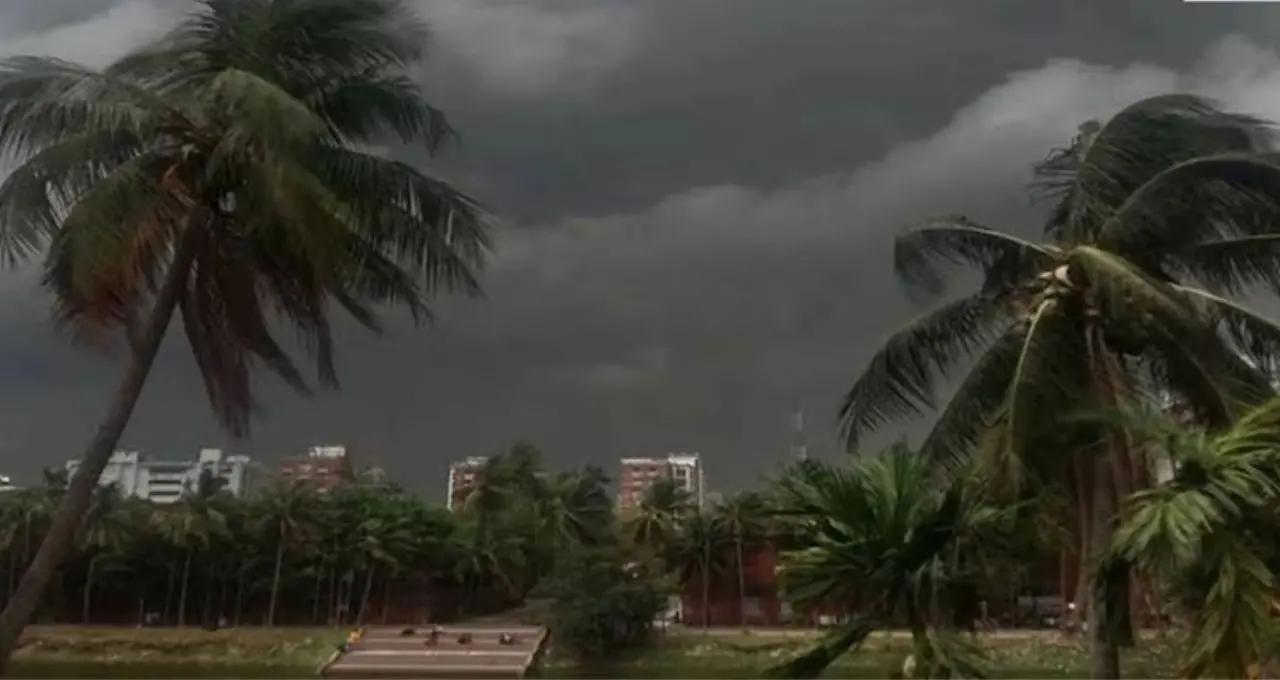 Weather Update: সকাল থেকেই ঝড়-বৃষ্টির পূর্বাভাস, একাধিক জেলায় হলুদ সতর্কতা! অফিসে বেরোনোর আগে দেখে নিন আবহাওয়ার 