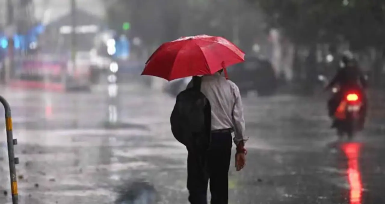 Weather Update: সকাল থেকেই ঝড়-বৃষ্টির পূর্বাভাস, একাধিক জেলায় হলুদ সতর্কতা! অফিসে বেরোনোর আগে দেখে নিন আবহাওয়ার 