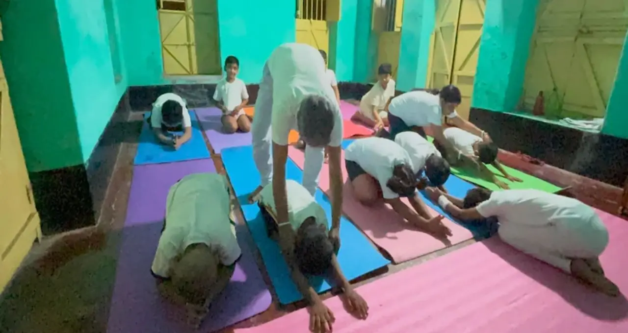 প্রতিবন্ধকতা নয়, আত্মবিশ্বাসই শক্তি! যোগ চর্চায় নজির গড়ল কাটোয়ার বিশেষভাবে সক্ষম শিশুরা