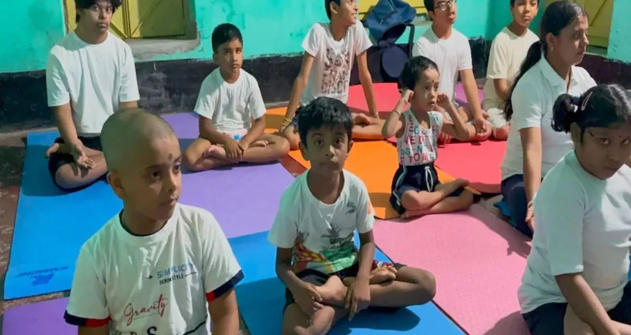 প্রতিবন্ধকতা নয়, আত্মবিশ্বাসই শক্তি! যোগ চর্চায় নজির গড়ল কাটোয়ার বিশেষভাবে সক্ষম শিশুরা