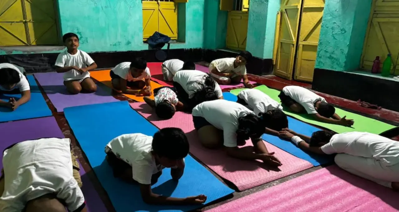 প্রতিবন্ধকতা নয়, আত্মবিশ্বাসই শক্তি! যোগ চর্চায় নজির গড়ল কাটোয়ার বিশেষভাবে সক্ষম শিশুরা