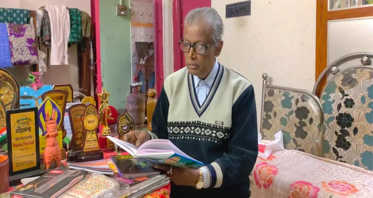 ট্রেনের গার্ড থেকে পদ্মশ্রী! সাহিত্য সাধনার স্বীকৃতিতে উজ্জ্বল মালদহের অশোক কুমার হালদার