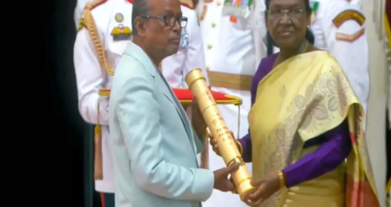 ট্রেনের গার্ড থেকে পদ্মশ্রী! সাহিত্য সাধনার স্বীকৃতিতে উজ্জ্বল মালদহের অশোক কুমার হালদার