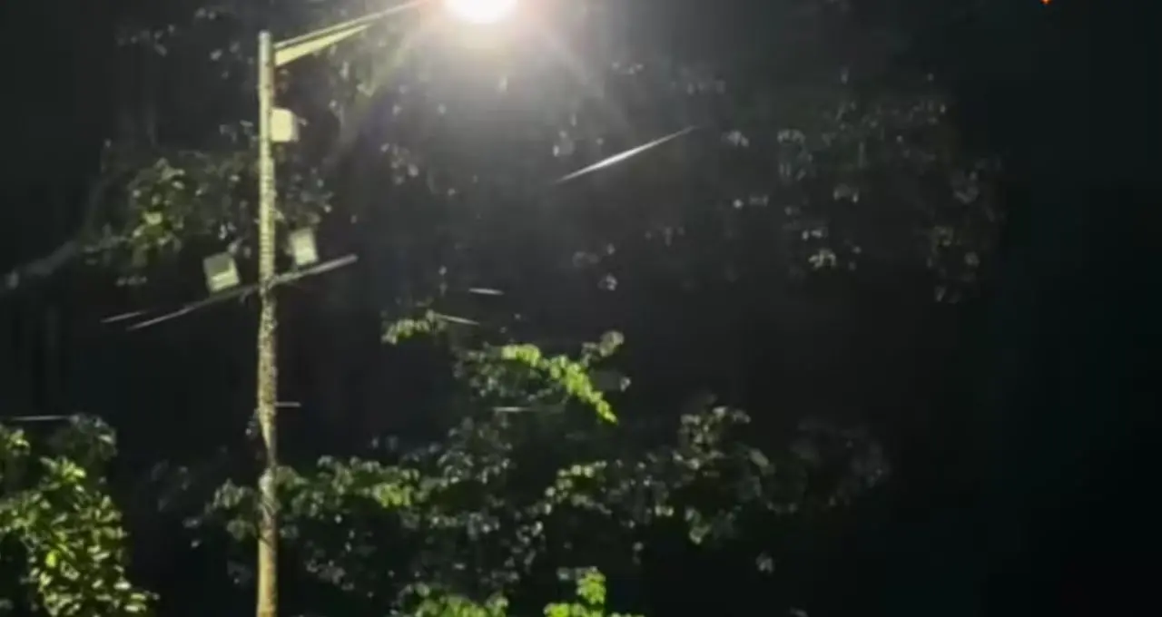 দিনের বেলাতেই রাতের মতো অন্ধকার, কলকাতা-সহ দক্ষিণবঙ্গে কমলা সতর্কতা, বজ্রঝড়ে জনজীবন বিপর্যস্ত হওয়ার আশঙ্কা
