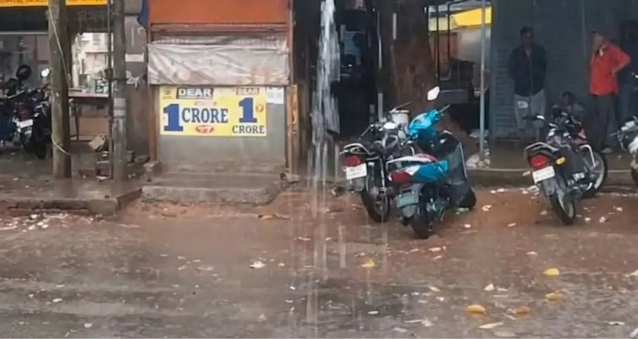 দিনের বেলাতেই রাতের মতো অন্ধকার, কলকাতা-সহ দক্ষিণবঙ্গে কমলা সতর্কতা, বজ্রঝড়ে জনজীবন বিপর্যস্ত হওয়ার আশঙ্কা

