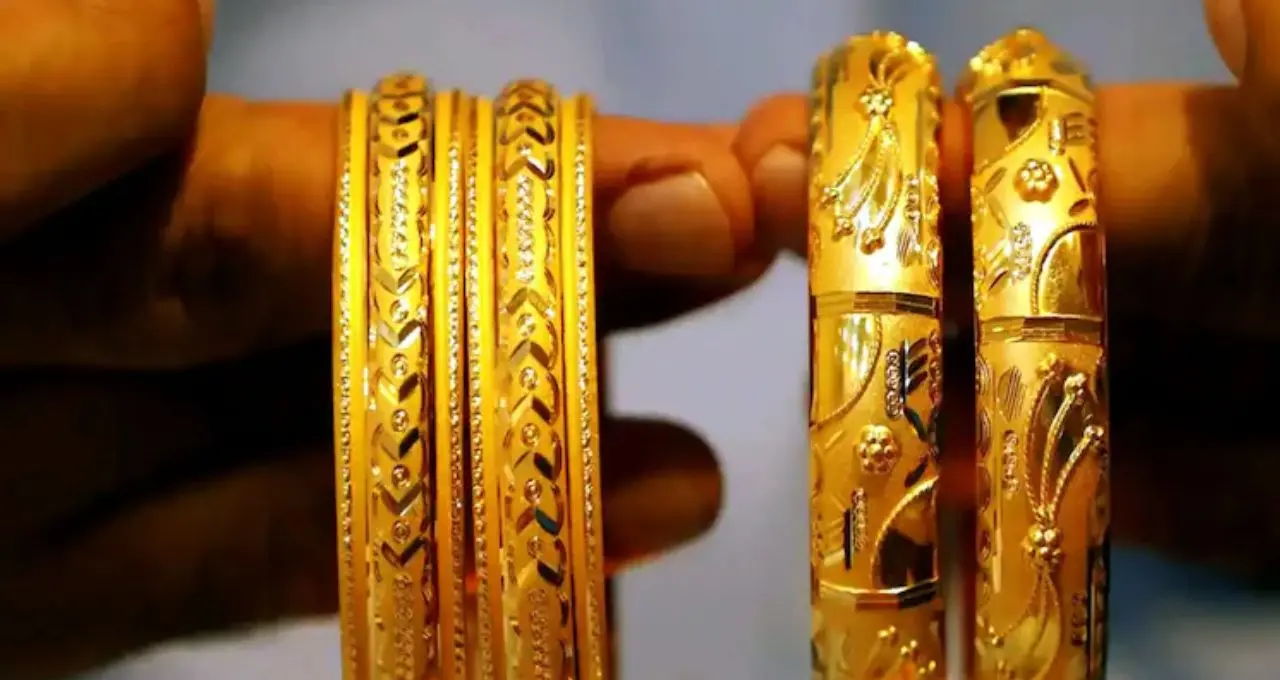 Gold Price Update: স্বস্তির হাওয়া সোনা বাজারে! টানা দরপতনে খুশি ক্রেতারা, ১ ভরির দাম আরও কতটা নামতে পারে?
