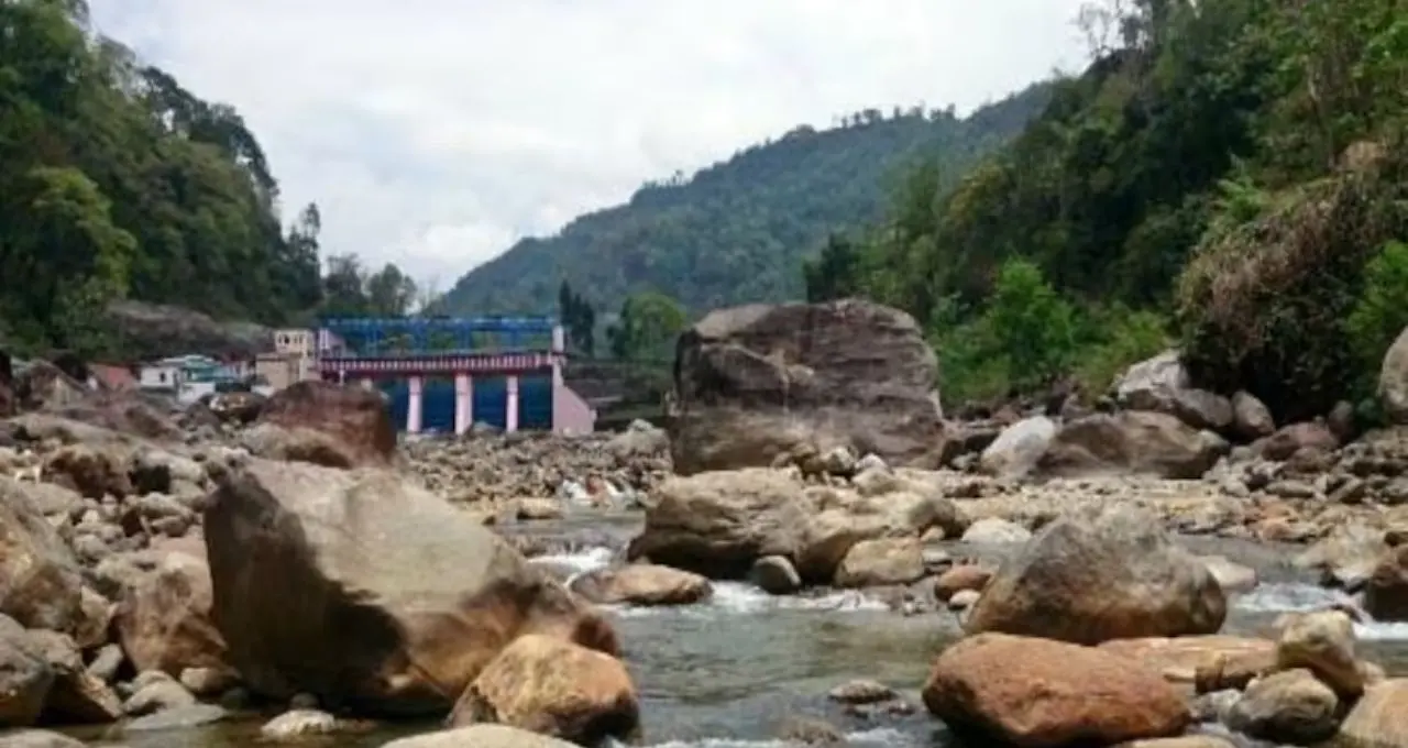 বর্ষায় ডুয়ার্স ভ্রমণ: পাহাড়, ঝরনা আর সবুজের রাজ্যে হারিয়ে যান—রইল ৫টি সেরা ডেস্টিনেশন গাইড
