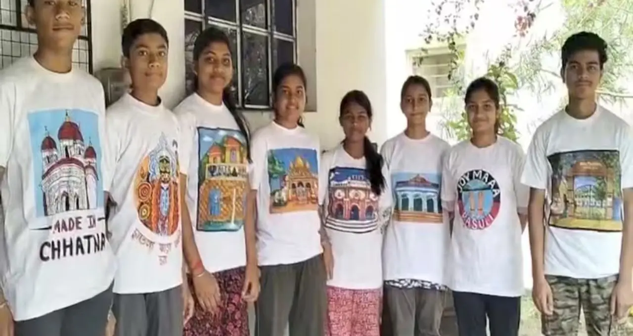ফ্যাশনে বাঁকুড়ার হেরিটেজ! টি-শার্ট ও ছাতায় জীবন্ত ছাতনা-শুশুনিয়ার শিল্প, নজর কাড়ছে অভিনব ওয়ার্কশপ
