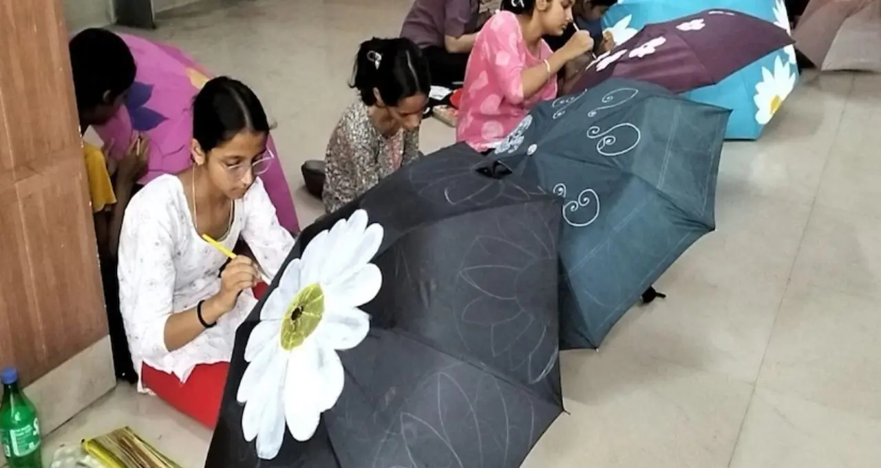 ফ্যাশনে বাঁকুড়ার হেরিটেজ! টি-শার্ট ও ছাতায় জীবন্ত ছাতনা-শুশুনিয়ার শিল্প, নজর কাড়ছে অভিনব ওয়ার্কশপ
