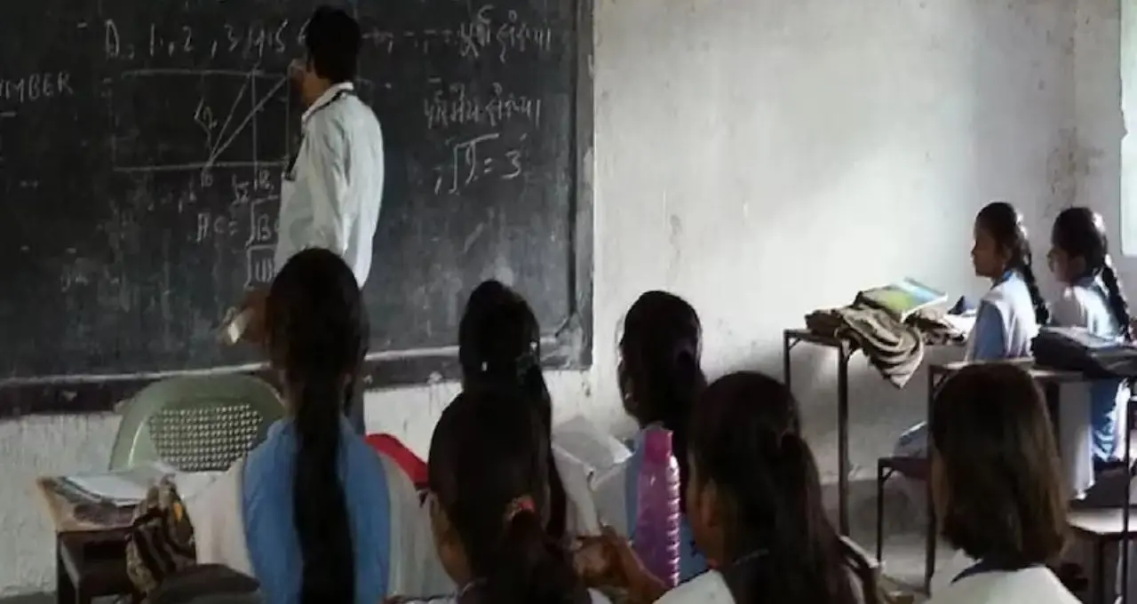 বাংলায় চাকরির বাজারে বড় ঘোষণা! ১ লক্ষ সরকারি শূন্যপদ, শিক্ষাক্ষেত্রেই অর্ধেক নিয়োগ, বাড়ল বয়সসীমাও

