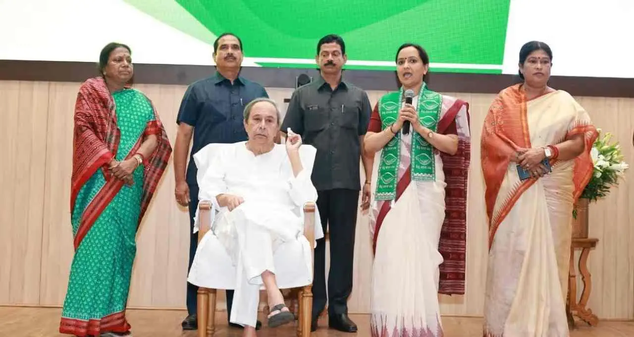 Sujata Karthikeyan: कौन हैं पूर्व IAS अधिकारी, जिनके BJD जॉइन करते ही सियासी हलचल तेज