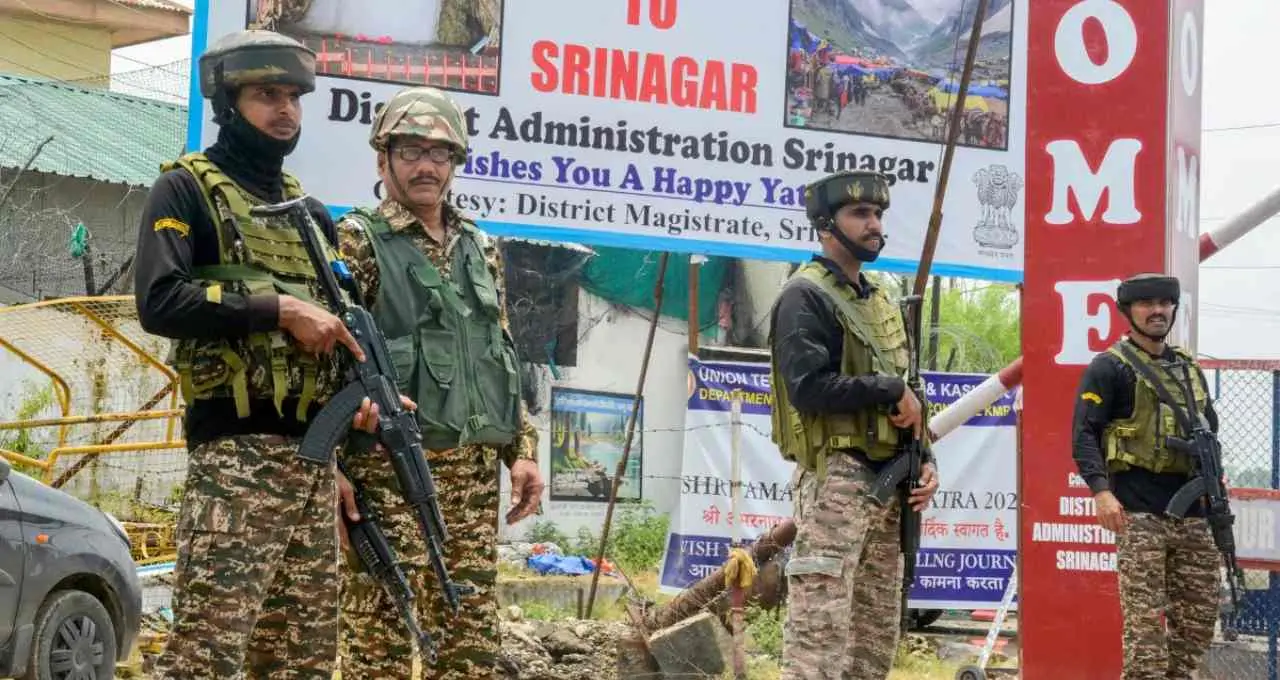 अमरनाथ यात्रा 2026: सुरक्षा के लिए कठुआ पुलिस का मेगा ट्रायल रन, हाई-टेक एंटी-ड्रोन सिस्टम से लैस हुआ रूट