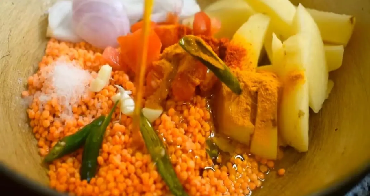বৃষ্টিভেজা দুপুরে ভাতের সঙ্গে জমবে জমাটি! হাতে মাখা মুসুর ডালে কুচি কুচি অমলেট, ঘরোয়া ফিউশন রেসিপিতেই মন জিতবে সবার
