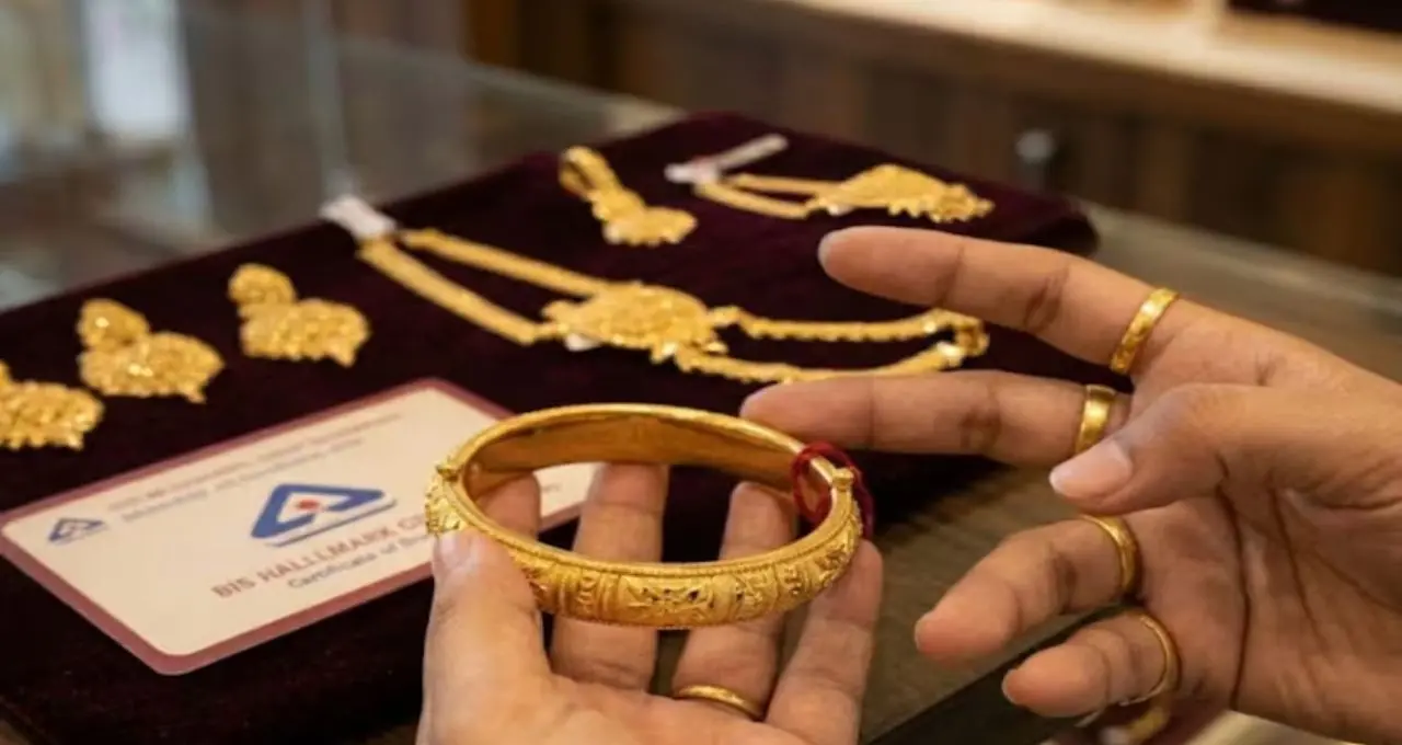 Gold Price Today: সোনা কিনতে যাচ্ছেন? আজকের নতুন দাম না জেনে গেলে বাড়তে পারে খরচ, দেখে নিন ২২ ও ১৮ ক্যারেটের রেট
