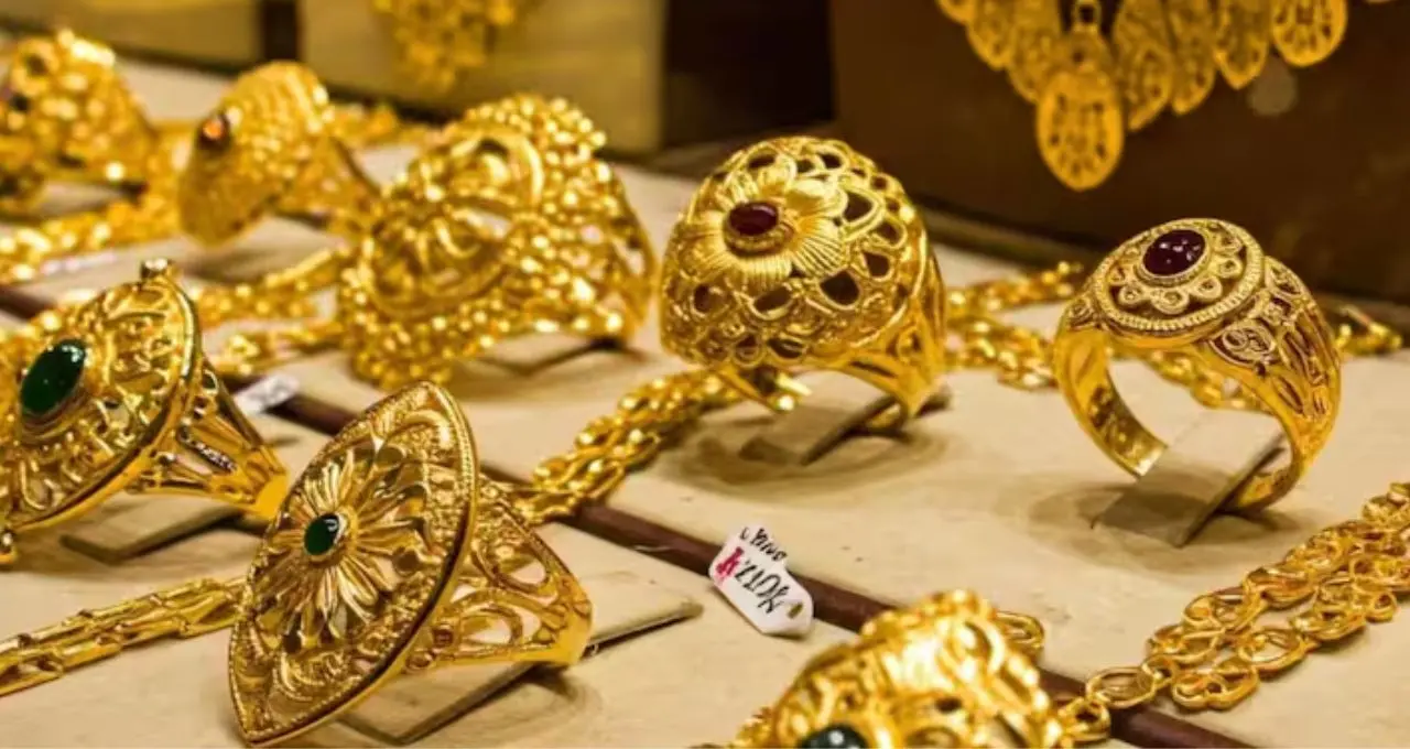 Gold Price Today: সোনা কিনতে যাচ্ছেন? আজকের নতুন দাম না জেনে গেলে বাড়তে পারে খরচ, দেখে নিন ২২ ও ১৮ ক্যারেটের রেট
