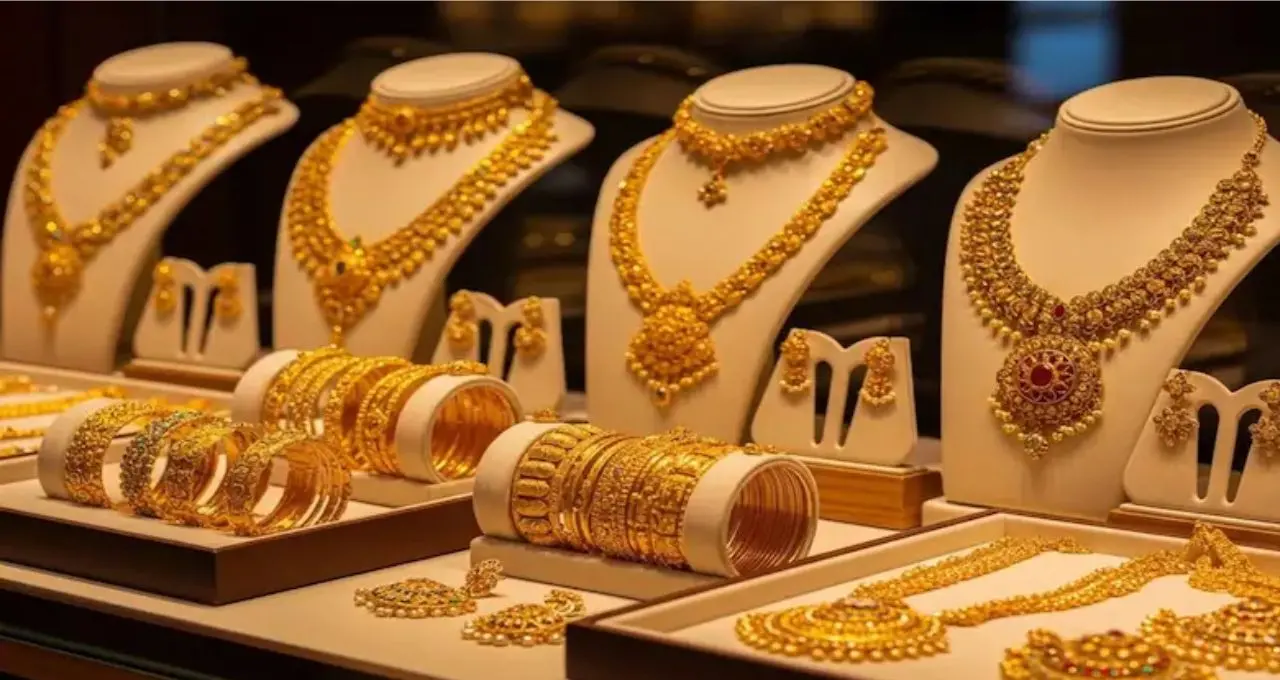 Gold Price Today: সোনা কিনতে যাচ্ছেন? আজকের নতুন দাম না জেনে গেলে বাড়তে পারে খরচ, দেখে নিন ২২ ও ১৮ ক্যারেটের রেট
