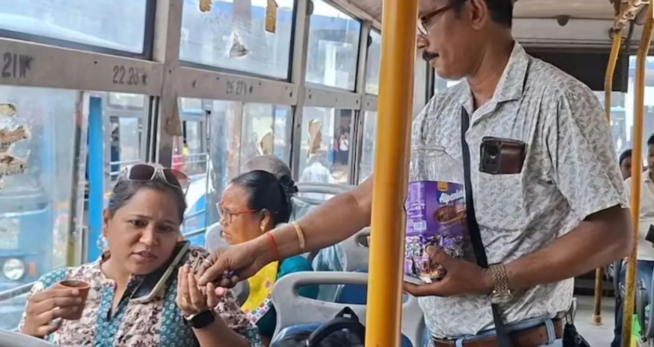মহিলাদের জন্য সরকারি বাসে ফ্রি যাত্রা! দিঘা, বকখালি, দুর্গাপুর ঘুরতে লাগবে না ভাড়া, কোথায় মিলবে ‘গোলাপি স্মার্ট কার্ড’?
