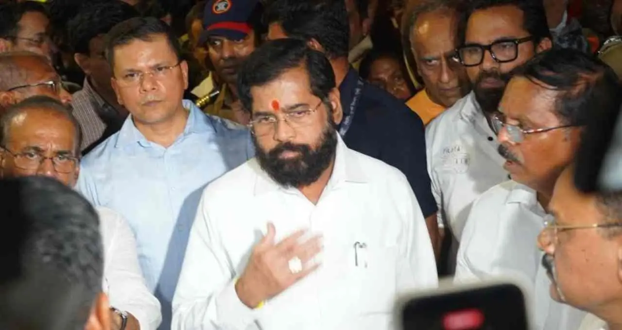 महाराष्ट्र की राजनीति में हलचल: गुलाबराव पाटिल का दावा: “14 से ज्यादा विधायक आ सकते हैं शिंदे के साथ”
