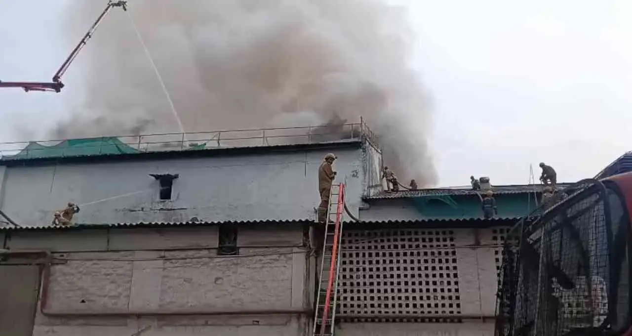 Lucknow Cold Storage Fire: चिनहट के हिमालय कोल्ड स्टोरेज में भीषण आग, आसपास के मकान खाली कराए गए