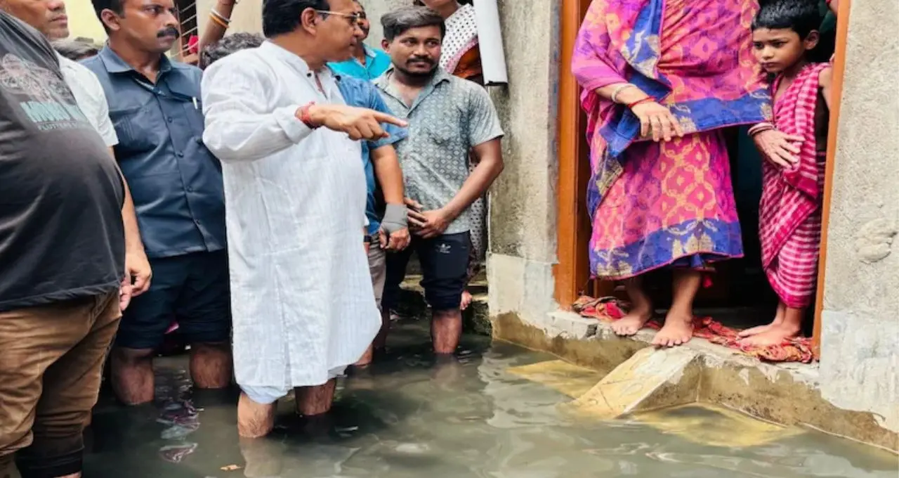 হাঁটু জলে নেমে বাসিন্দাদের সঙ্গে কথা রুদ্রনীল ঘোষের, শিবপুরে জলজট ঘুরে দেখলেন বিধায়ক
