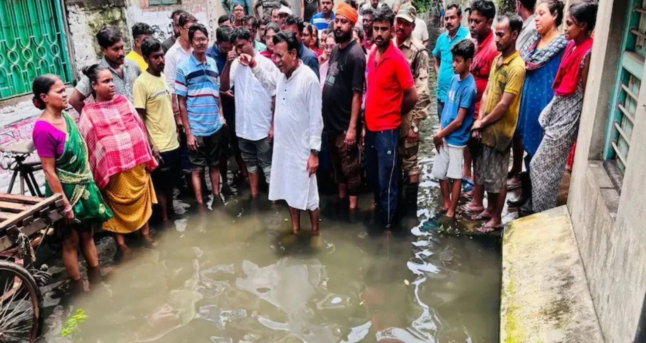 হাঁটু জলে নেমে বাসিন্দাদের সঙ্গে কথা রুদ্রনীল ঘোষের, শিবপুরে জলজট ঘুরে দেখলেন বিধায়ক
