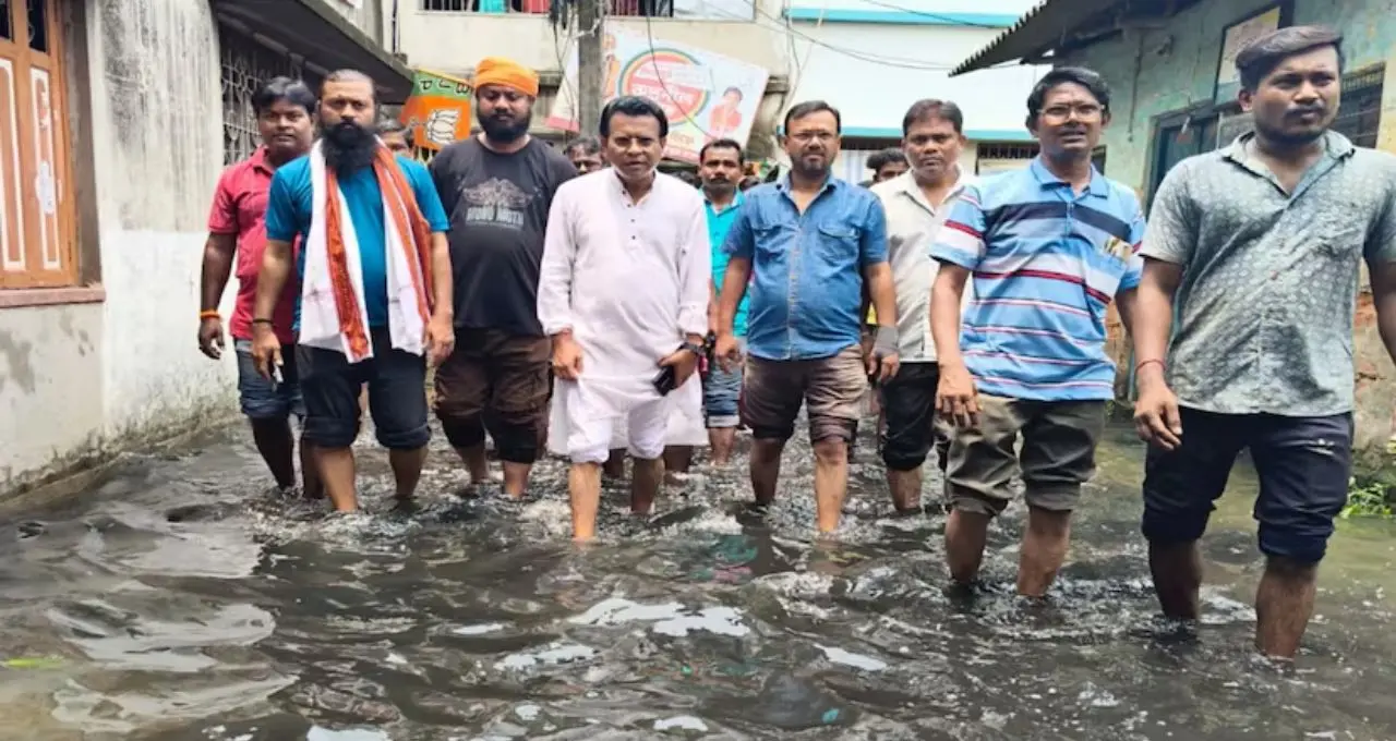 হাঁটু জলে নেমে বাসিন্দাদের সঙ্গে কথা রুদ্রনীল ঘোষের, শিবপুরে জলজট ঘুরে দেখলেন বিধায়ক
