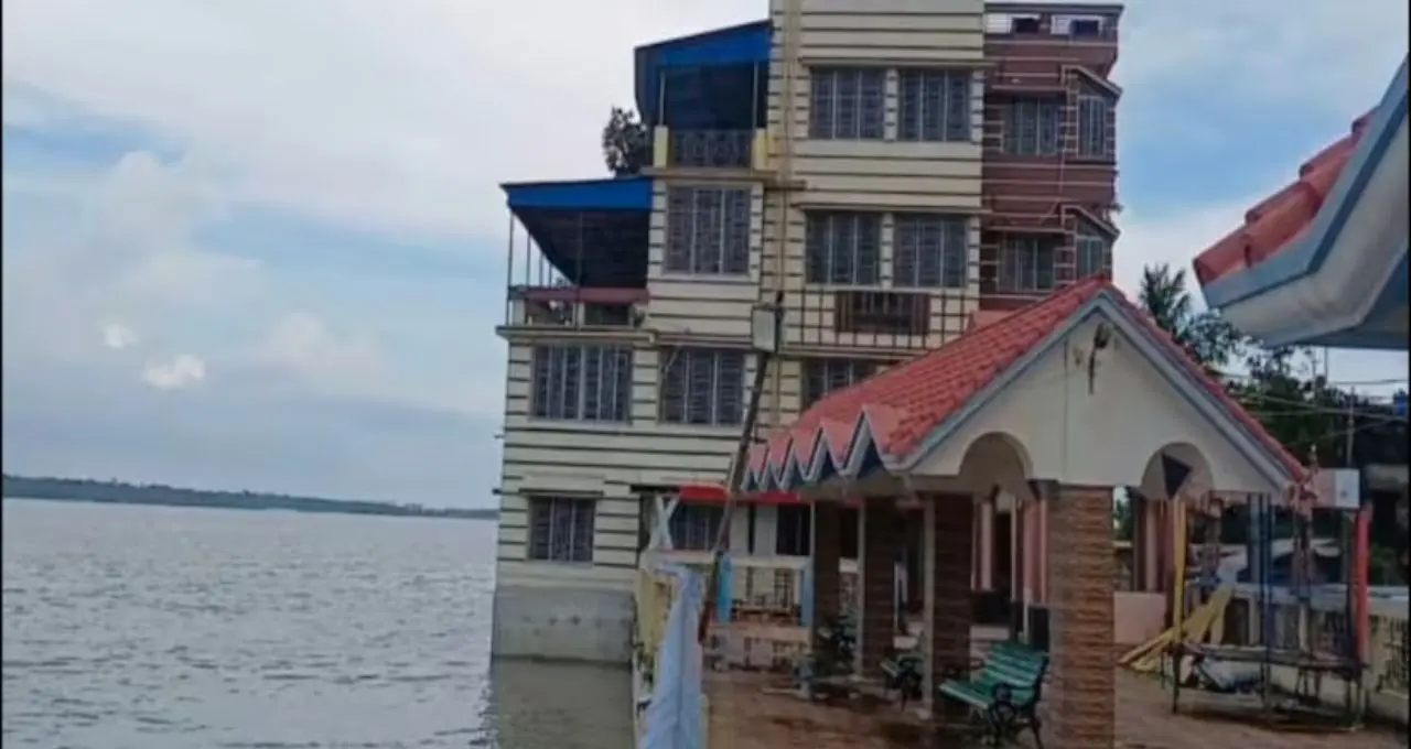 ইছামতীর পাড়ে বেআইনি গেস্টহাউস ভাঙার নির্দেশ হাই কোর্টের, টাকির হোটেল-রিসর্ট নিয়ে কড়া বার্তা আদালতের
