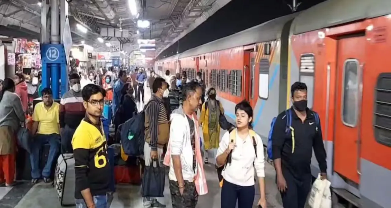 মাত্র ২১৫ টাকায় এনজেপি থেকে সুন্দরবন! সপ্তাহান্তে ইলিশ উৎসবের টানে ভ্রমণপ্রেমীদের নতুন ঠিকানা
