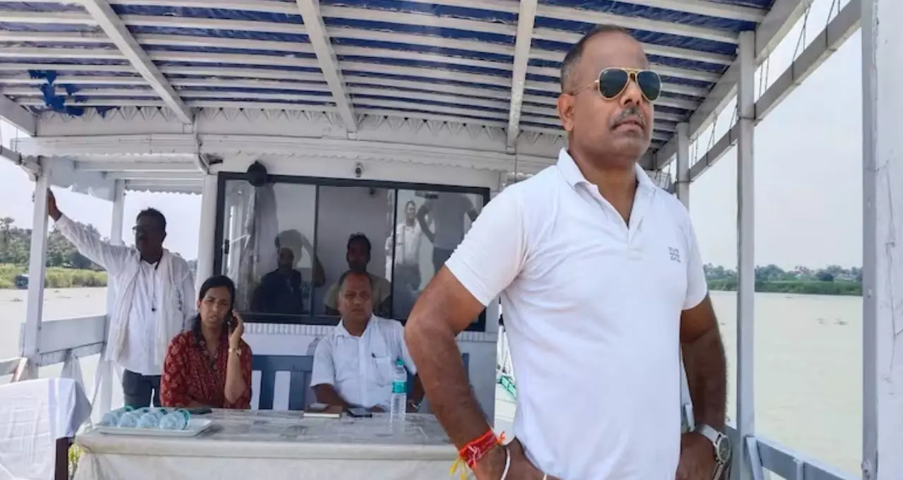 ১,২০০ কোটি টাকার কালনা-শান্তিপুর সেতু প্রকল্পে জোরকদম! নদীপথে সরেজমিনে পরিদর্শনে বিধায়ক ও প্রশাসনের শীর্ষ কর্তারা
