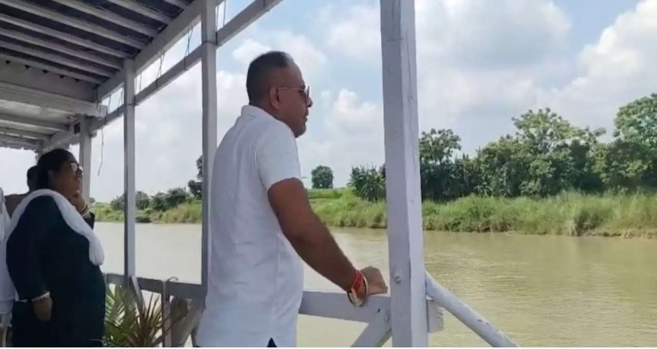 ১,২০০ কোটি টাকার কালনা-শান্তিপুর সেতু প্রকল্পে জোরকদম! নদীপথে সরেজমিনে পরিদর্শনে বিধায়ক ও প্রশাসনের শীর্ষ কর্তারা
