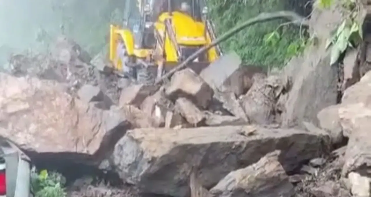 টানা বর্ষণে বিপর্যস্ত দার্জিলিং-সিকিম! পাহাড়ে ধস, বন্ধ গুরুত্বপূর্ণ সড়ক, ভেসে গেল বেইলি ব্রিজ
