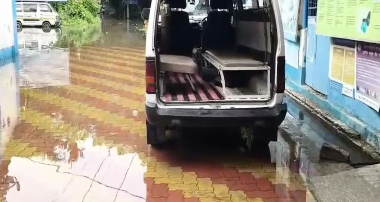 হাসপাতাল নাকি জলাশয়! মাটিগাড়া ব্লক স্বাস্থ্যকেন্দ্রে হাঁটু জল পেরিয়েই চিকিৎসা, চরম ভোগান্তিতে রোগী-স্বাস্থ্যকর্মীরা
