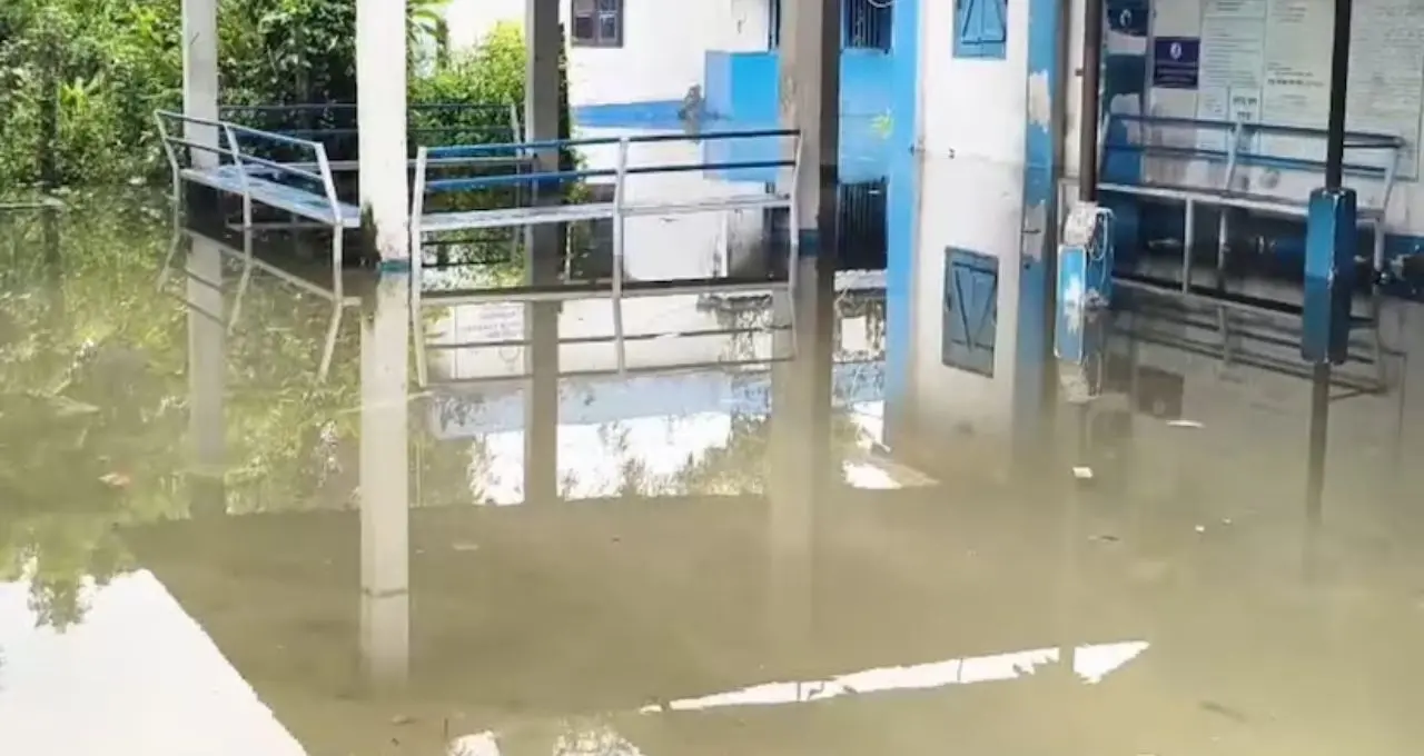 হাসপাতাল নাকি জলাশয়! মাটিগাড়া ব্লক স্বাস্থ্যকেন্দ্রে হাঁটু জল পেরিয়েই চিকিৎসা, চরম ভোগান্তিতে রোগী-স্বাস্থ্যকর্মীরা
