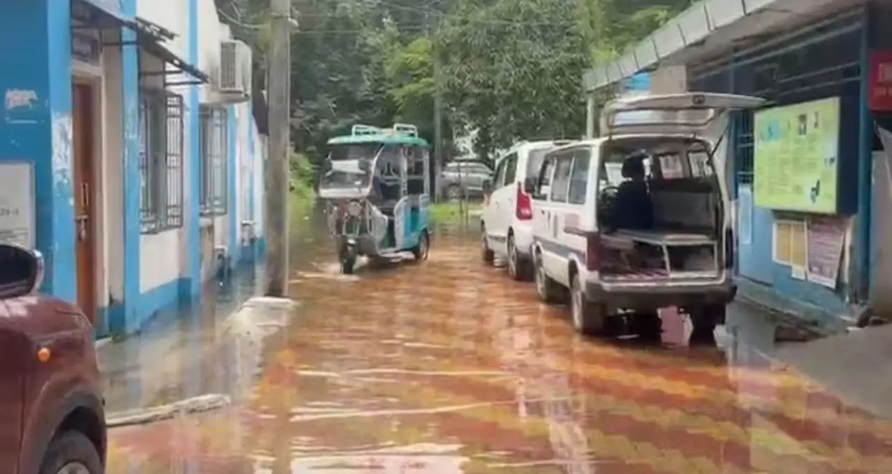হাসপাতাল নাকি জলাশয়! মাটিগাড়া ব্লক স্বাস্থ্যকেন্দ্রে হাঁটু জল পেরিয়েই চিকিৎসা, চরম ভোগান্তিতে রোগী-স্বাস্থ্যকর্মীরা
