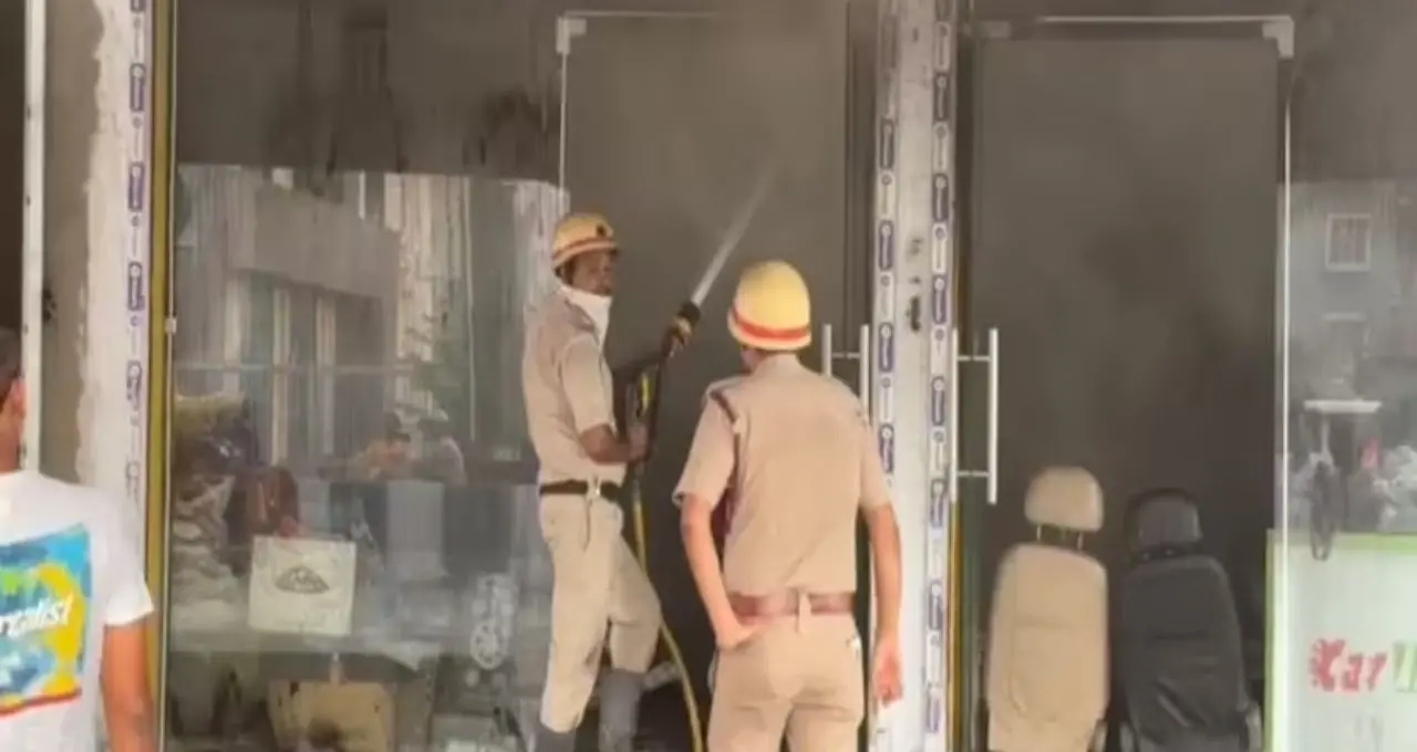 বারাসাতে ভয়াবহ অগ্নিকাণ্ড! গাড়ির ডেকোরেশন গোডাউনে দাউদাউ আগুন, ঘন ধোঁয়ায় ঢাকল জাতীয় সড়ক

