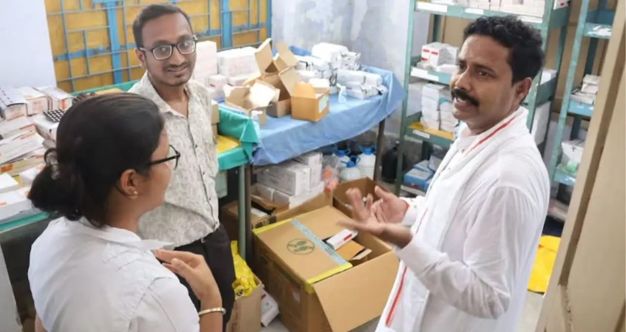 ৫০ হাজার মানুষের চিকিৎসার আশা জাগিয়ে অগ্রদ্বীপ স্বাস্থ্যকেন্দ্রে বিধায়ক কৃষ্ণ ঘোষ, সরেজমিনে পরিদর্শনে উঠে এল একাধিক সমস্যা
