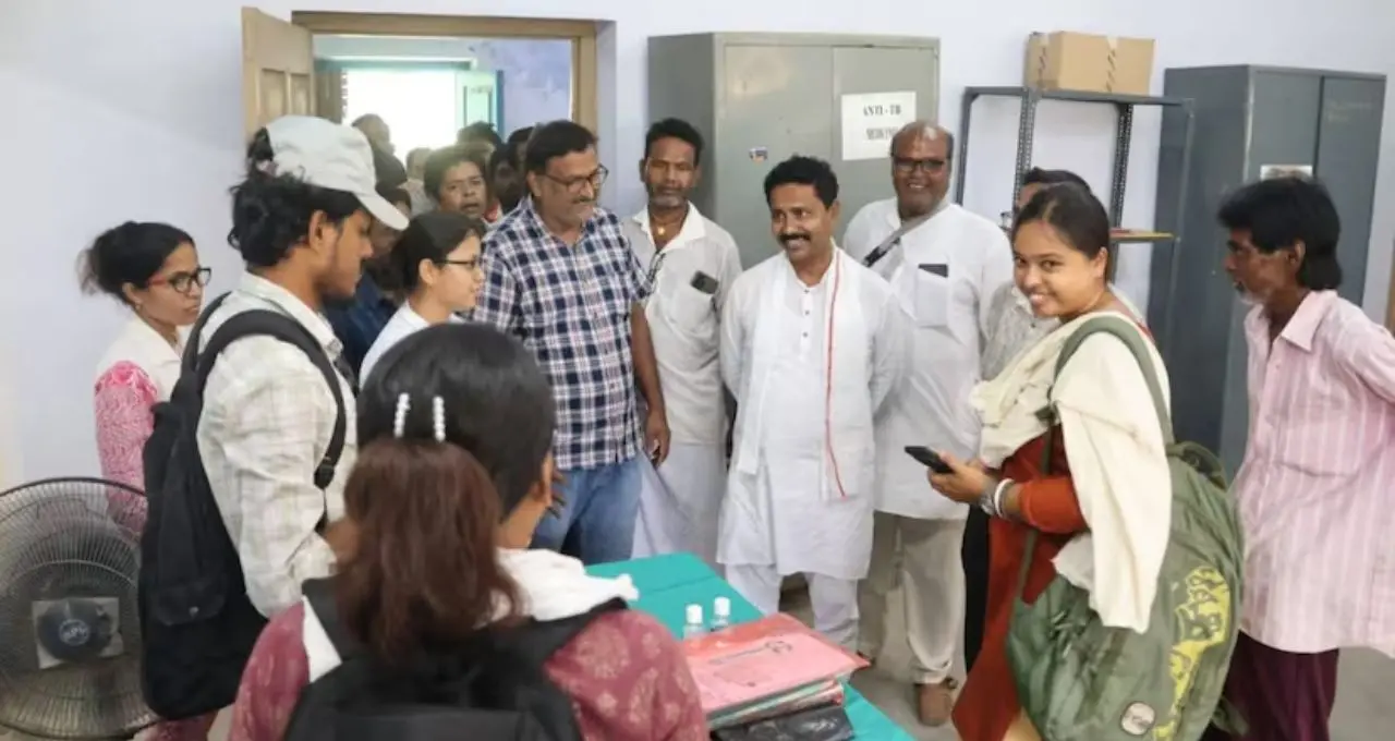 ৫০ হাজার মানুষের চিকিৎসার আশা জাগিয়ে অগ্রদ্বীপ স্বাস্থ্যকেন্দ্রে বিধায়ক কৃষ্ণ ঘোষ, সরেজমিনে পরিদর্শনে উঠে এল একাধিক সমস্যা
