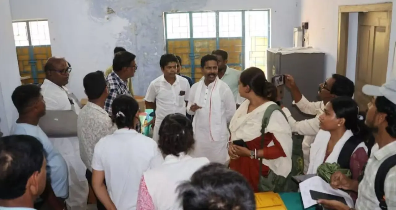 ৫০ হাজার মানুষের চিকিৎসার আশা জাগিয়ে অগ্রদ্বীপ স্বাস্থ্যকেন্দ্রে বিধায়ক কৃষ্ণ ঘোষ, সরেজমিনে পরিদর্শনে উঠে এল একাধিক সমস্যা
