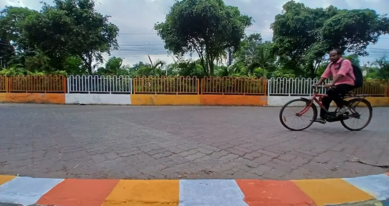 হাওড়ায় বদলে যাচ্ছে শহরের রং! নীল-সাদার জায়গায় কমলা-হলুদ-সাদা, সৌন্দর্যায়নের নতুন অধ্যায়
