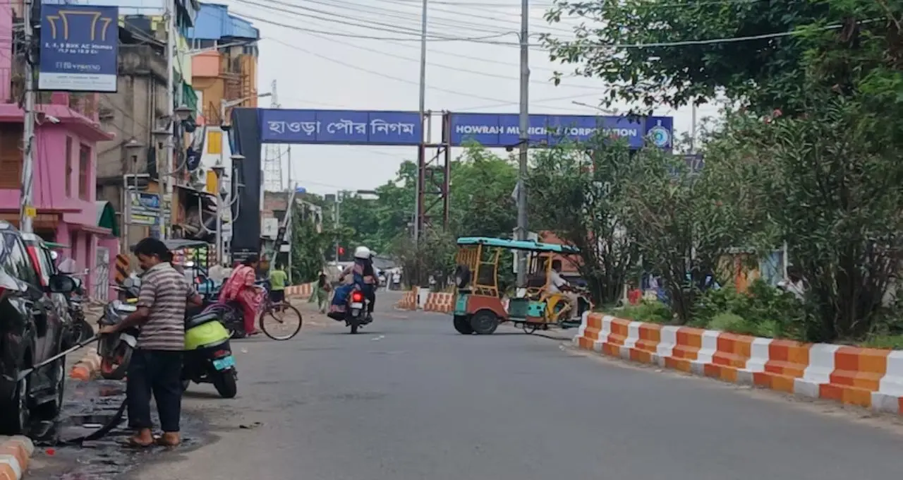 হাওড়ায় বদলে যাচ্ছে শহরের রং! নীল-সাদার জায়গায় কমলা-হলুদ-সাদা, সৌন্দর্যায়নের নতুন অধ্যায়
